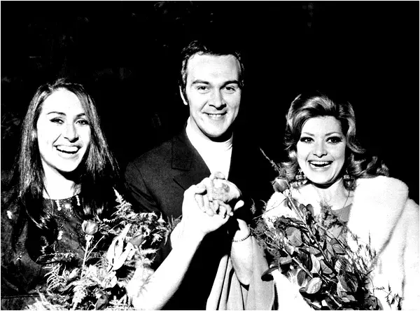 Муслим Магомаев с восхищенными его творчеством зрителями