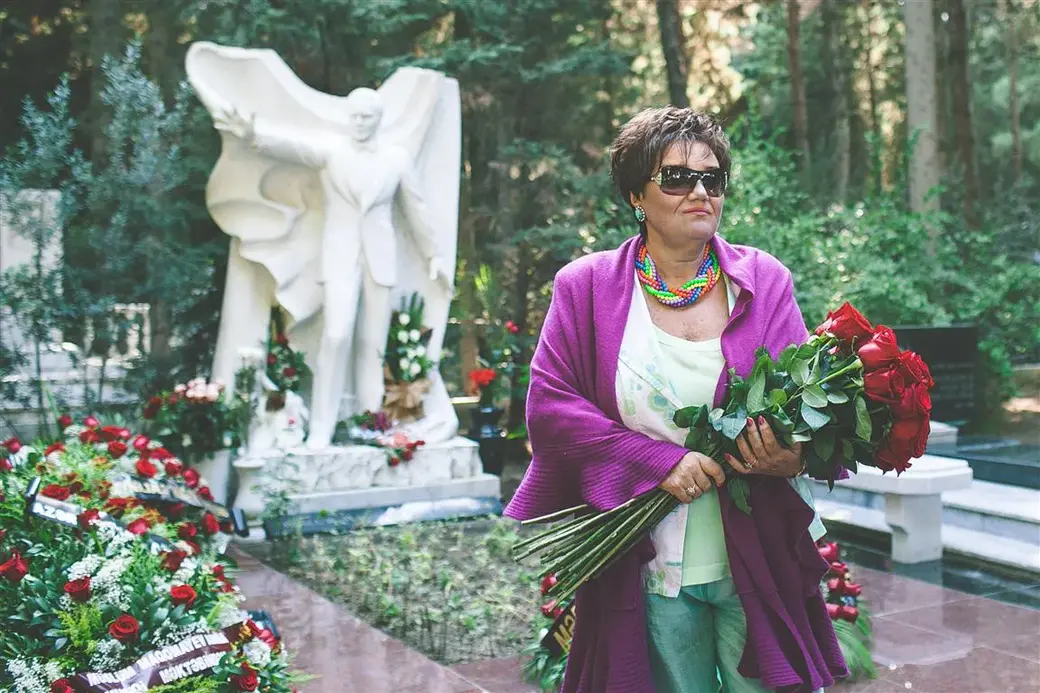 Тамара Синявская у могилы Муслима Магомаева