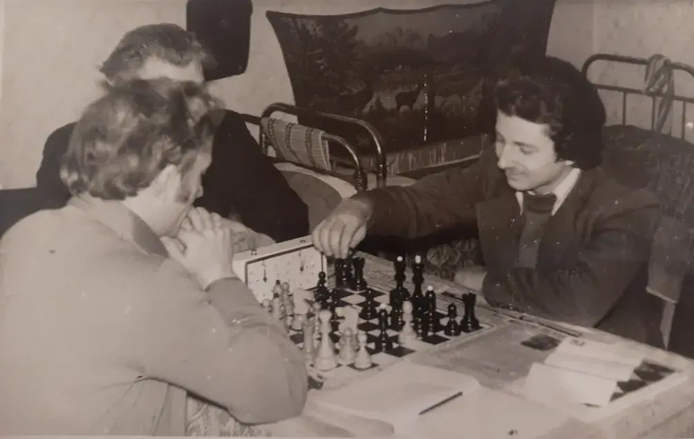 Шахматные баталии проходили и в общежитии на Ленинской. Фото конца 70-х годов