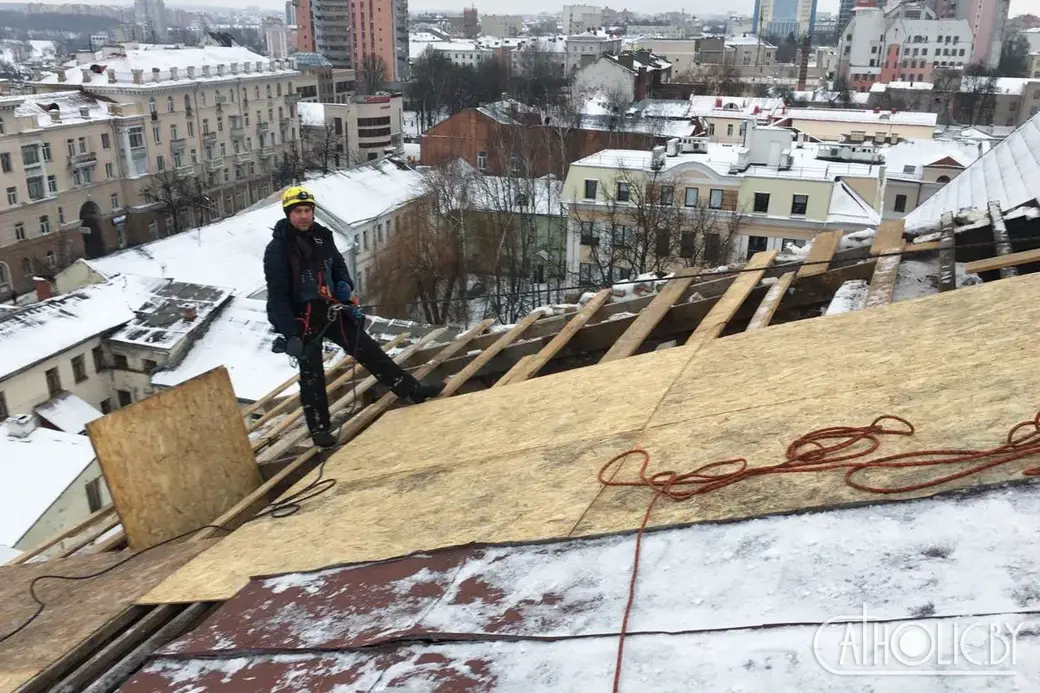 Магілеўскі фарны касцел: што адбываецца праз тыдзень пасля ўрагану?