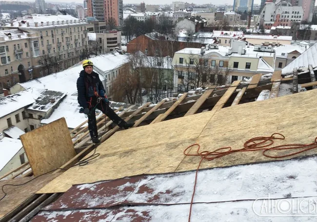 Магілеўскі фарны касцел: што адбываецца праз тыдзень пасля ўрагану?