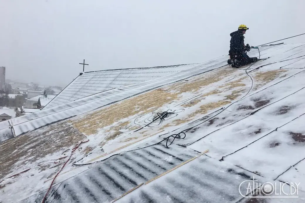 Магілеўскі фарны касцел: што адбываецца праз тыдзень пасля ўрагану?