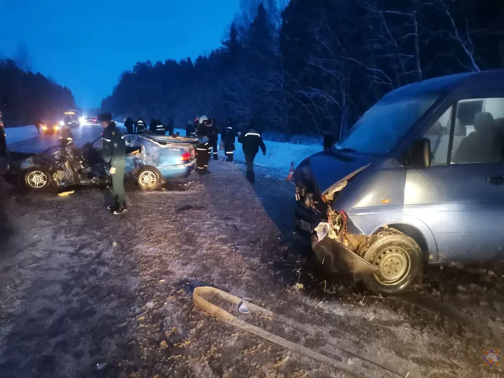 Возле Любужа участника ДТП спасатели доставали из машины с помощью специальных инструментов