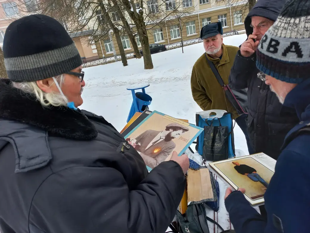 « А здесь что за пластинки?»