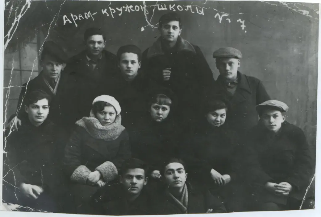 Ребята из драмкружка СШ № 7 (сейчас это СШ № 1). Юлик Лившиц – слева вверху в кепке. Фото из архива Могилевского областного краеведческого музея имени Е.Р. Романова