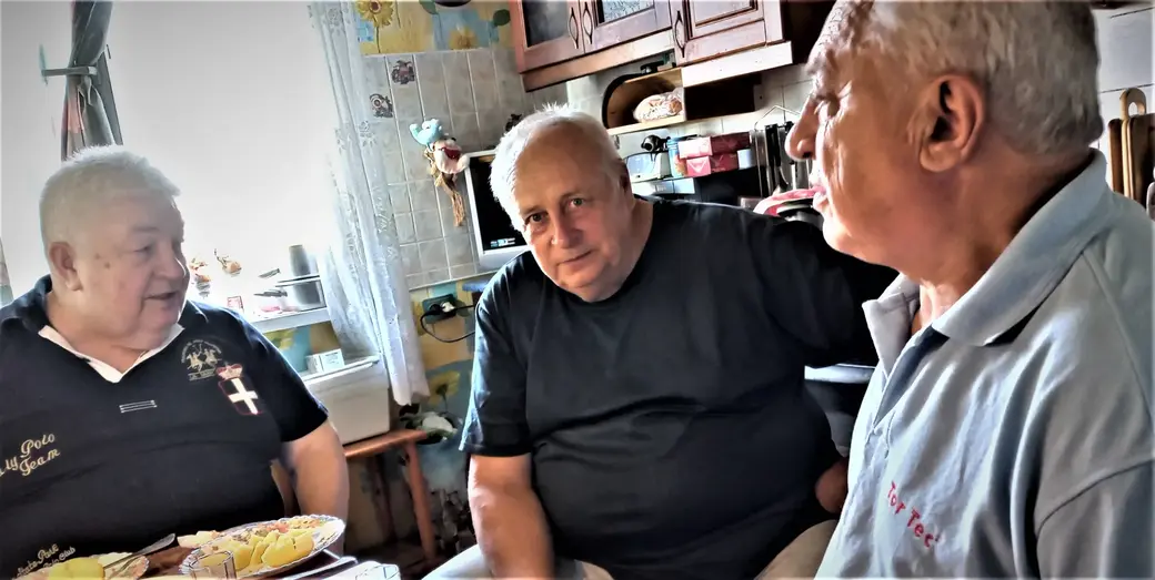 Александр Шабалин (слева) принимает старых друзей -- Виктора Устиновича (звукорежиссер "Романтиков") и Марата Музыкантова (барабанщик). Могилев, 2021 г.