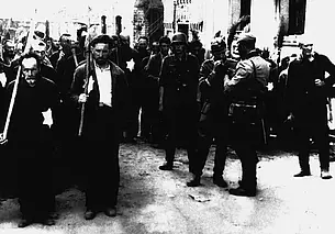 «Мы кидали вечером снег на неостывшие тела, а он таял…»