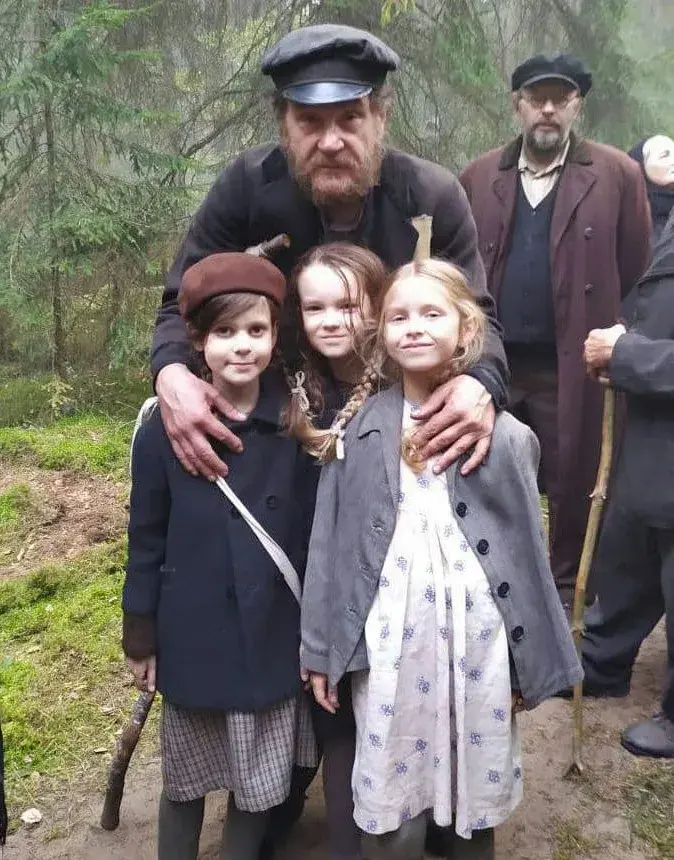 Сергей Маковецкий с юными актрисами массовки.