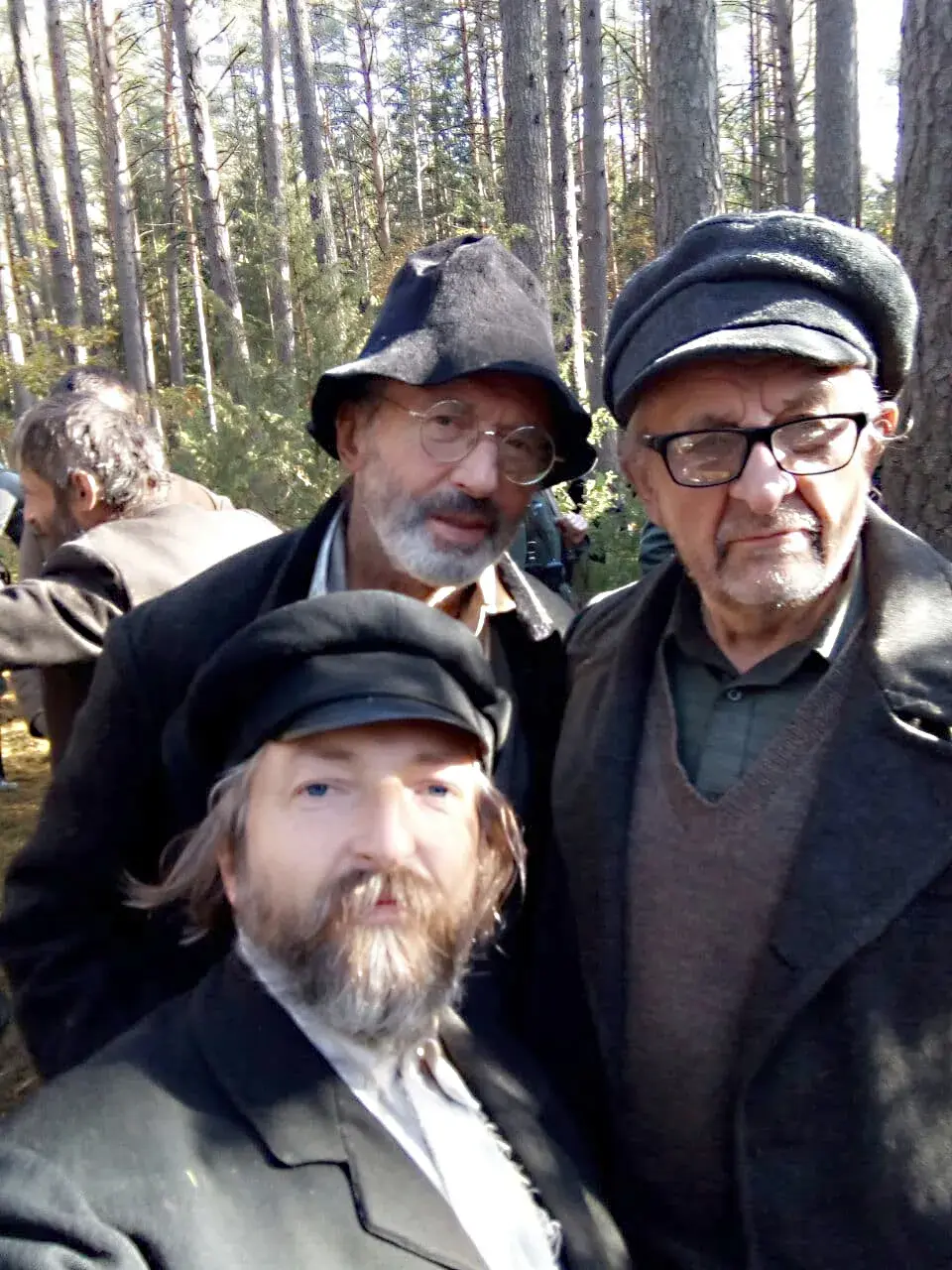 Юрий Кравченко с актерами массовки.