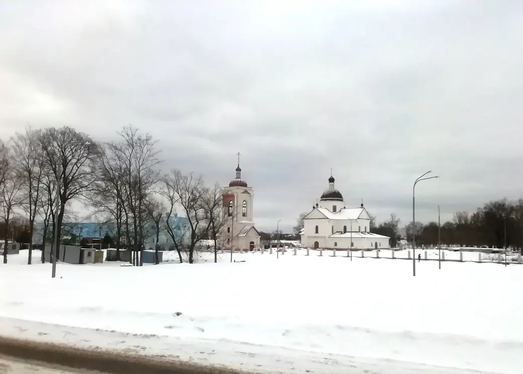 На правом берегу Днепра в парке Подниколье достраивается Свято-Покровская церковь.