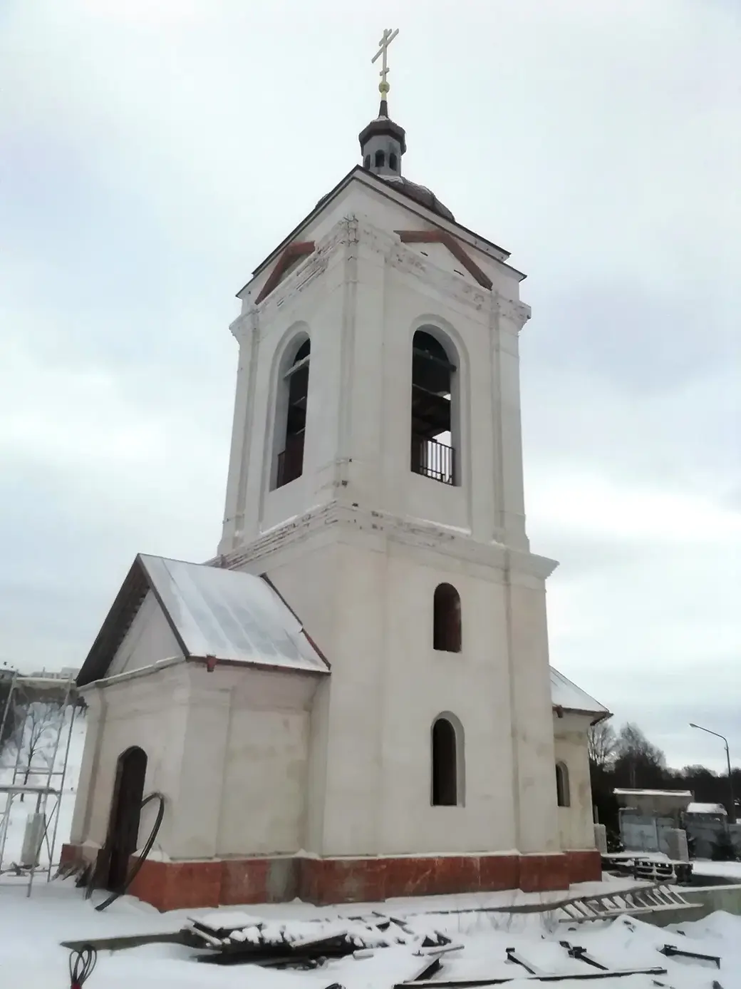 На правом берегу Днепра в парке Подниколье достраивается Свято-Покровская церковь.