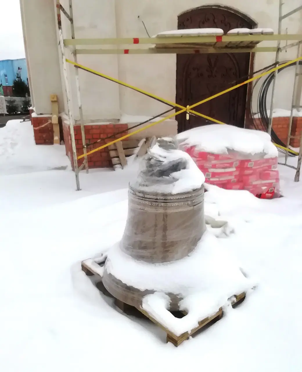 На правом берегу Днепра в парке Подниколье достраивается Свято-Покровская церковь.