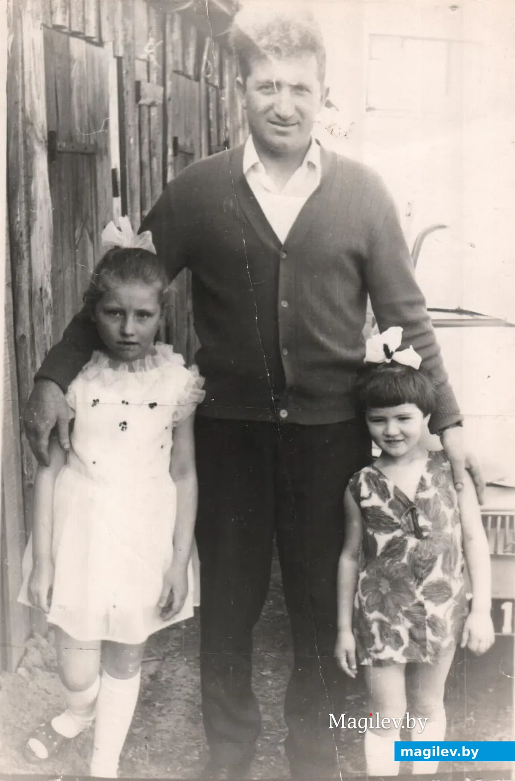 Лариса (слева), ей 8 лет, с сестрой Аллой и папой Леонидом Александровичем на улице Карбышева,