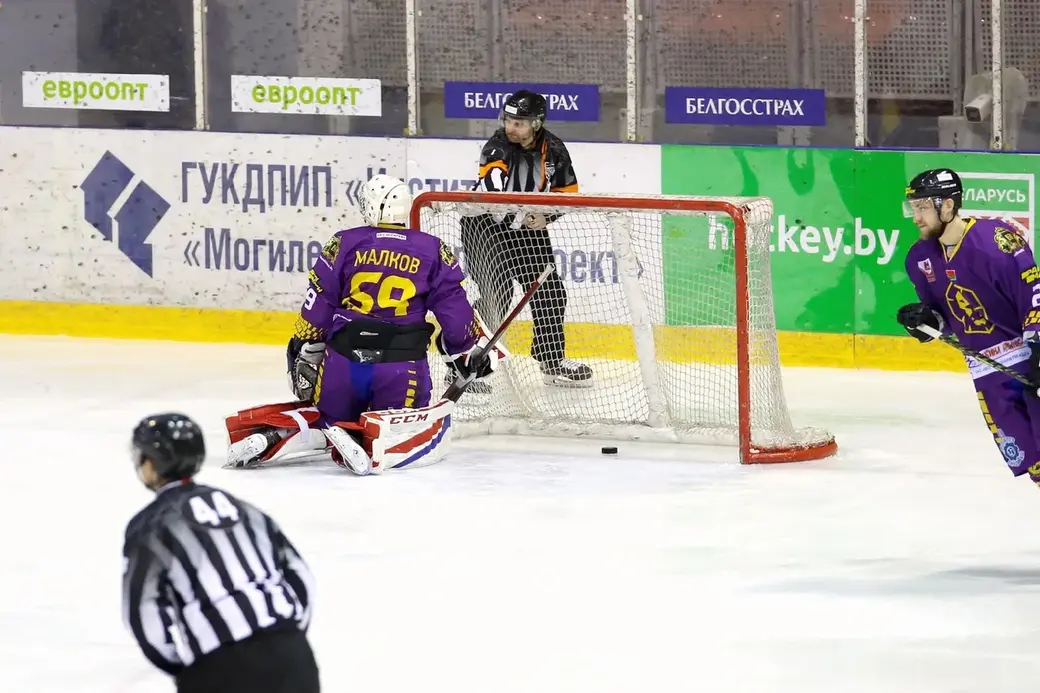 Могилевские хоккеисты в овертайме уступили брестчанам. 27.01.2022. Могилев