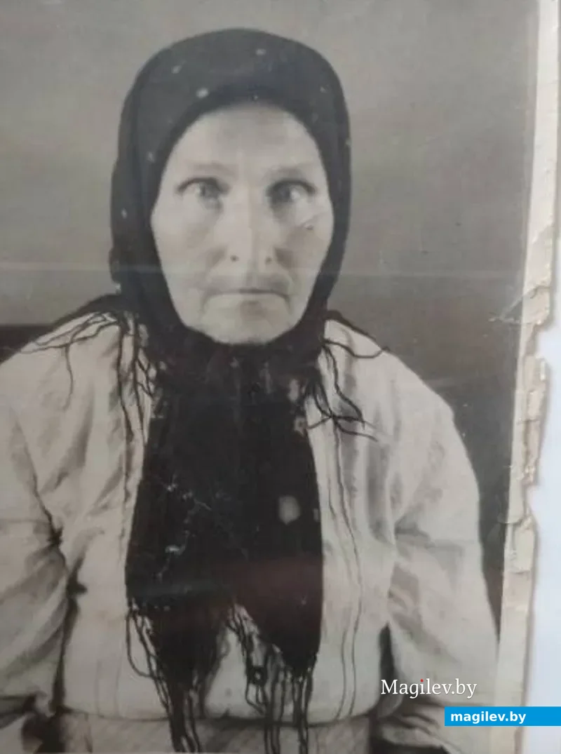 Мама Анны Ильиничны, Мария, 1880 года рождения, все звали ее Мила. На этом фото ей уже лет 85, а