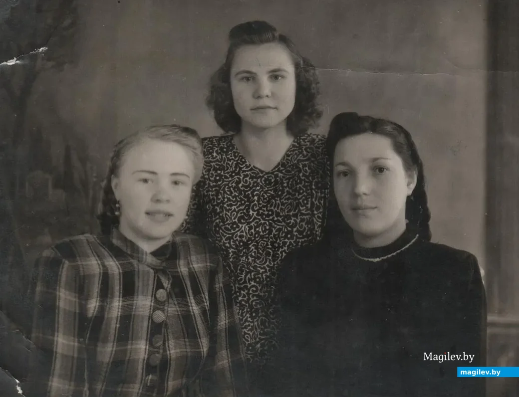 Фото начала 1960-х. Лида, родная сестра Анны Ильиничны (слева), с подругами Машей Мининой и Шурой