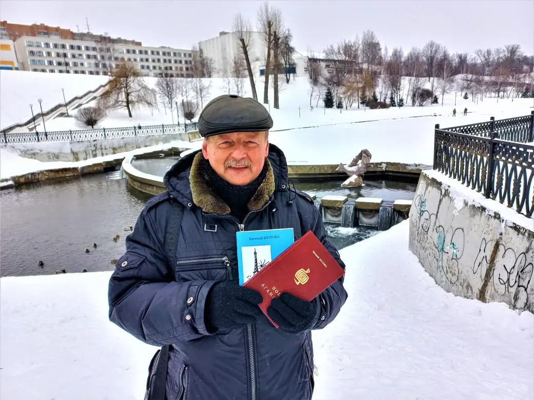 «Приз — в студи…». То есть: «Приз — на берег Дубровенки!». Александр Капенкин с книжками от сайта «ПроМогилев»
