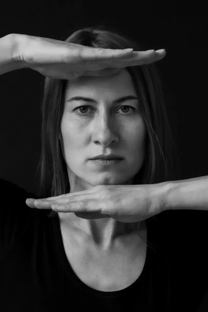 Сама она тоже, когда надо, с удовольствием выступает моделью