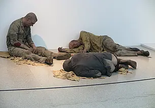 Женщина с живым питоном на голове и бомжи в оборванной одежде: заглянем в венский музей Mumok