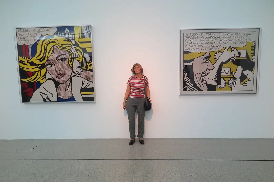 Вот он - поп-арт. Если что ,между картин застыла в задумчивости не посетительница музея, а манекен. Фото 2015 года