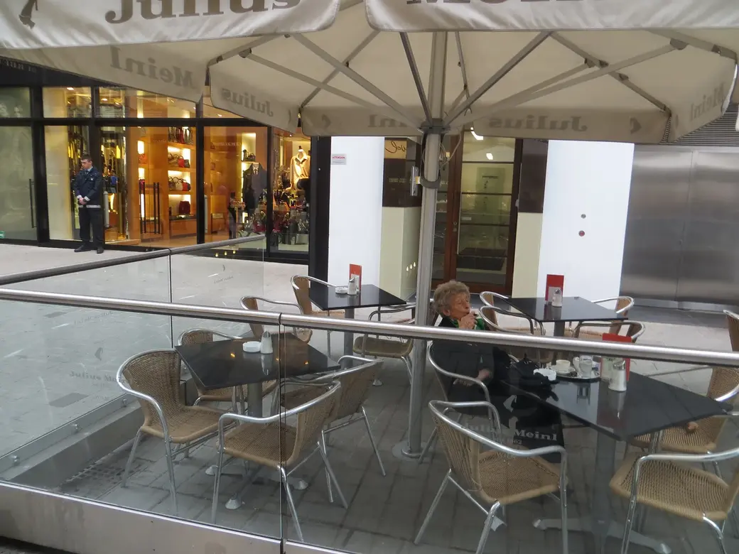 Ну и в конце - несколько фото самой Вены, которые объясняют, почему Mumok пользуется среди местных такой популярностью. Импозантная австрийская бабуля в уличном кафе