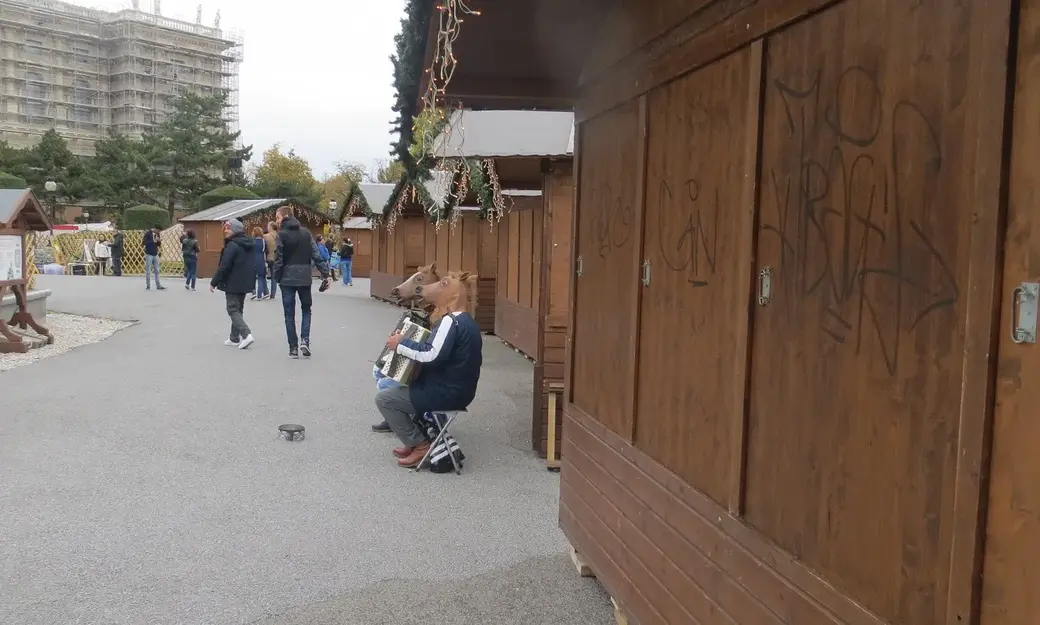 Ну и напоследок - музыкальные кони. Лабают они на баянах, что весьма символично, неподалеку от музея Mumok. Фото 2015 года