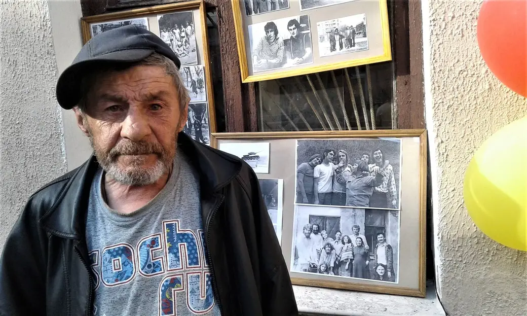 Во дворе Алика Кузькина Володя и увидел фотографии из своей «позапрошлой» жизни. Могилев, двор Алика Кузькина, 1 августа 2017 года