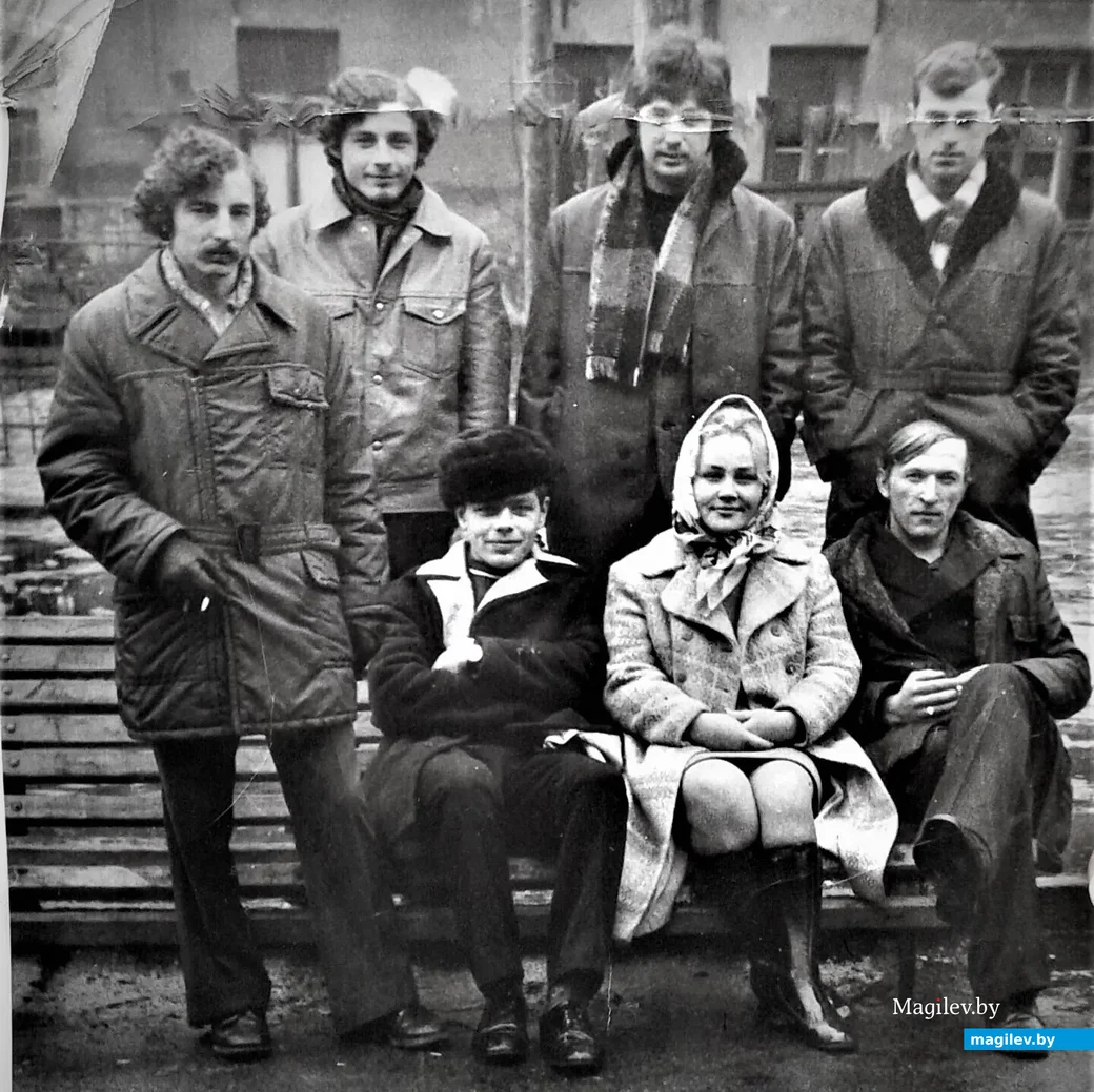 1970-е годы, Могилев. Молодежь дворика на Ленинской. Стоят: второй слева – Володя, третий слева