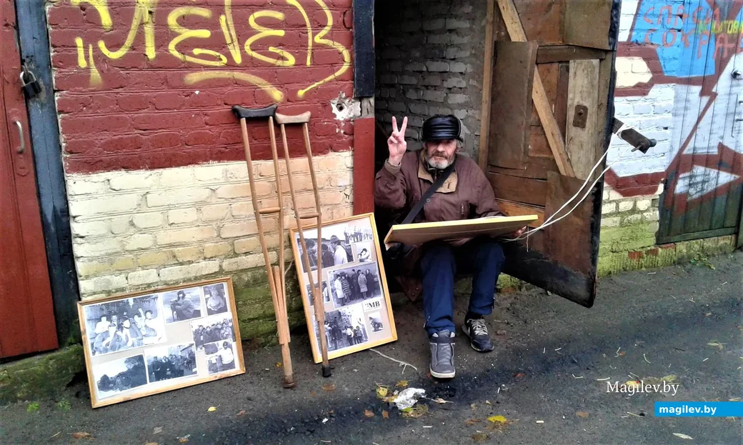 2017 год, Могилев. Володя в своем сарайном отсеке во время лечения травмы бедра.