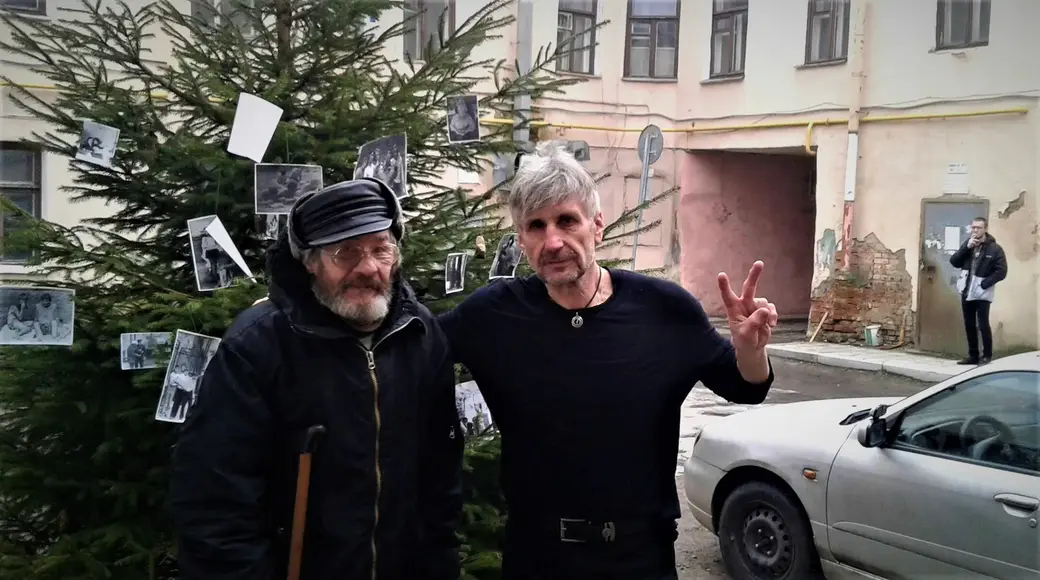 Только что украсили елку во дворе Алика Кузькина, 2019 год