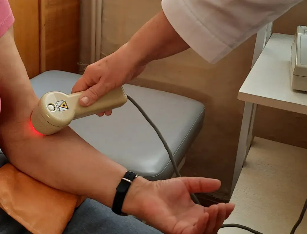 Могилевская центральная поликлиника, отделение реабилитации и физиотерапии. Процедура надвенной лазеротерапии.