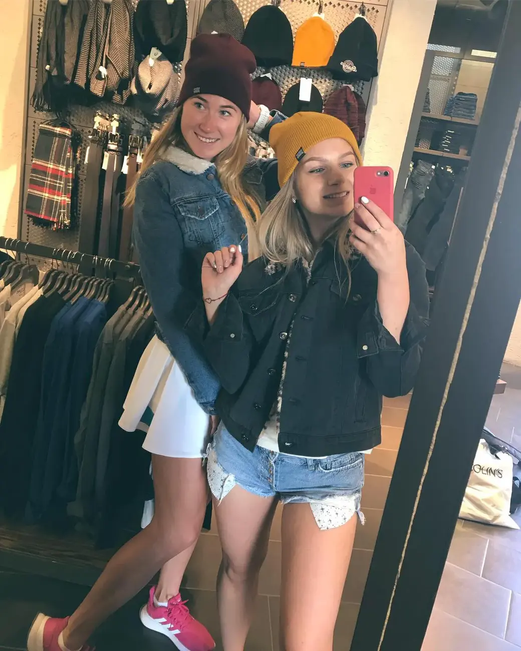 На шопинг с подружкой сходить – милое дело! Динара Алимбекова и Алина Семенова, 2021 г.