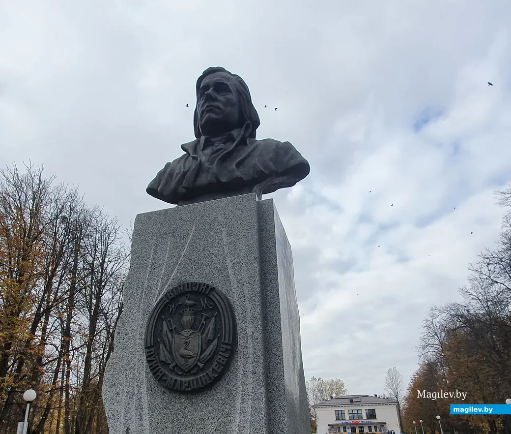 Памятник Винценту Дунину-Марцинкевичу, установленный на центральной аллее городского парка