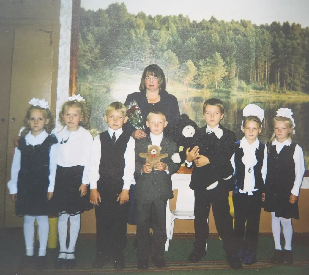 Каменская средняя школа. Динара Алимбекова – вторая слева, Алина Семенова – вторая справа. Фото начала 2000-х.