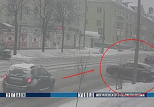 Lexus хотел проскочить, но не успел: видео ДТП в Могилеве