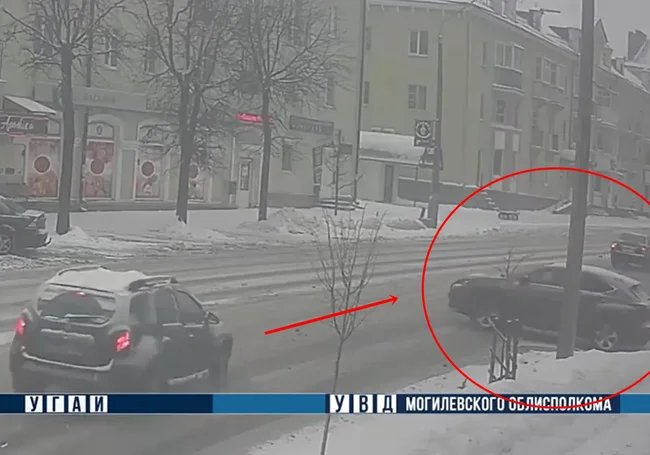 Lexus хотел проскочить, но не успел: видео ДТП в Могилеве