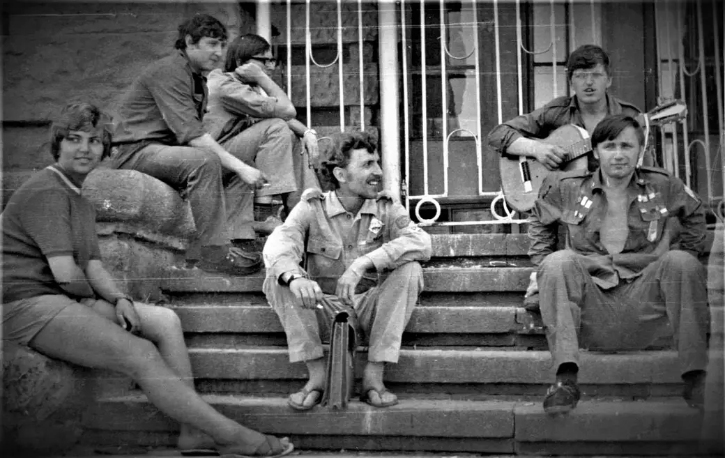 Участники «Оптимистов» (в центре во вьетнамках Петров-Куминский, слева Адыров и Апокин) даже институтские ступеньки могли превратить в отличное место для отдыха