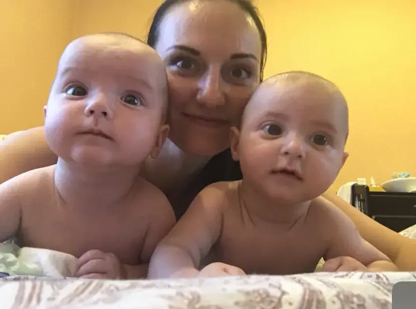 Карина всегда втайне мечтала о двойне-ее желанию суждено было сбыться...