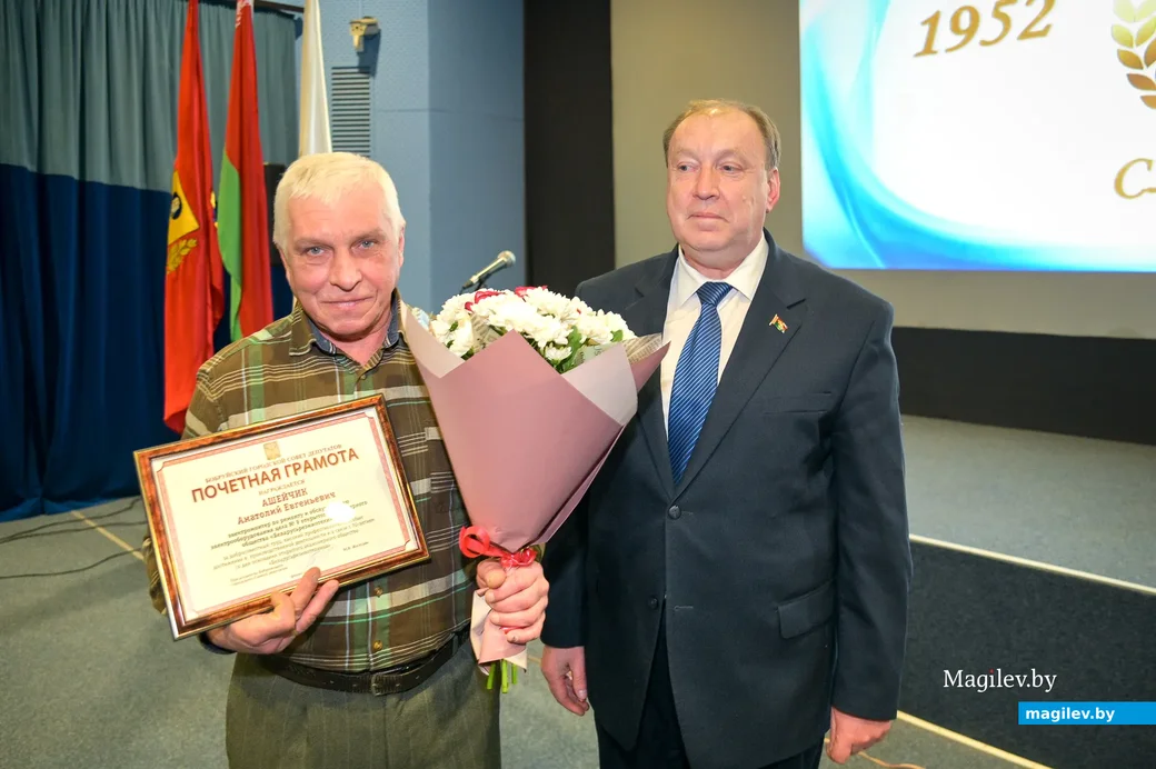 07.02.2022. Председатель Бобруйского городского Совета депутатов Михаил Желудов наградает