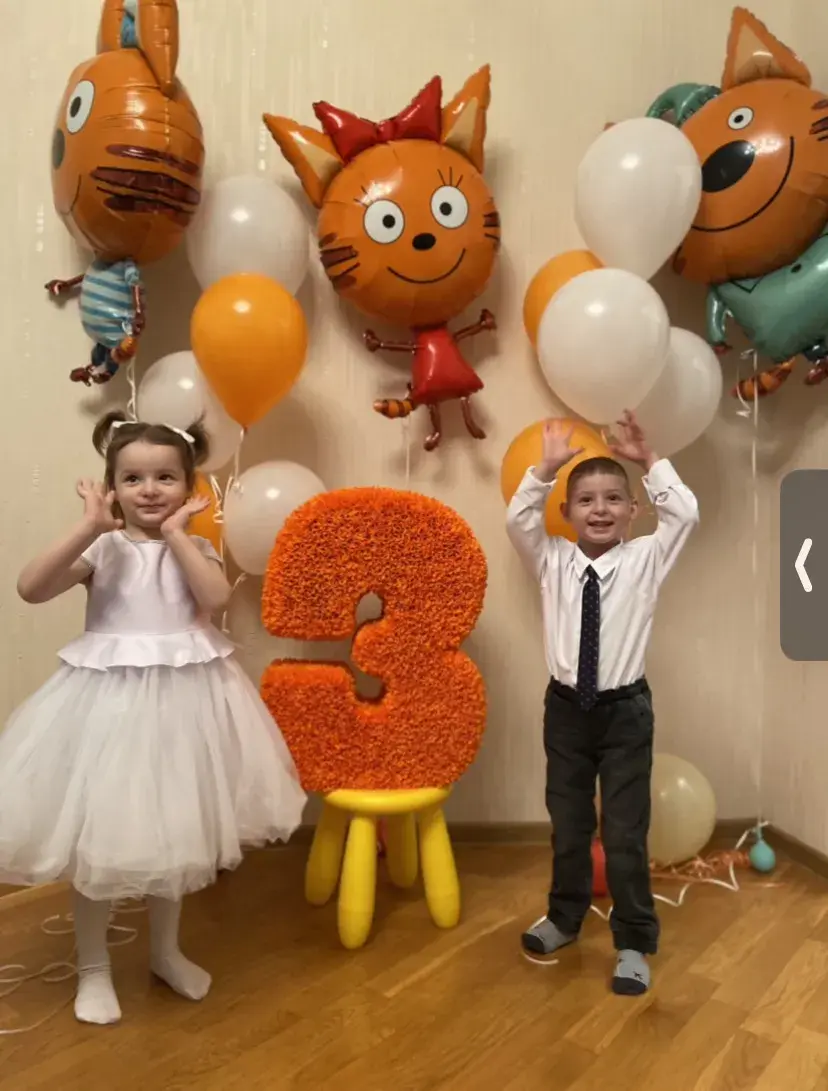 Здесь двойняшкам 3 года - к своему общему Дню рождения они вместе с родителями уже прошли серьезный путь