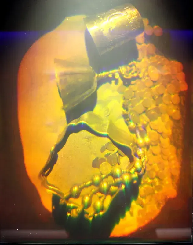 Областной художественный музей имени Павла Масленикова. Экспозиция «Таинственный отблеск столетий». Сахарница, колокольчик, монеты.