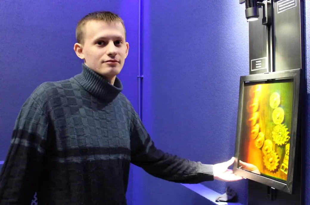 Экспозиция «Таинственный отблеск столетий». Заведующий отделом культурно-образовательной работы музея Дмитрий Журавский.