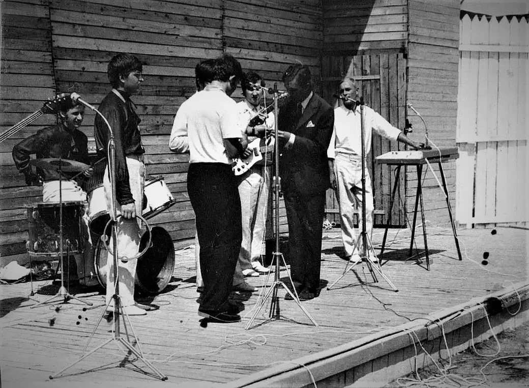 Сцена, как и положено, была обустроена в те далекие годы (начало 1970) экологически чистыми материалами– березовой доской