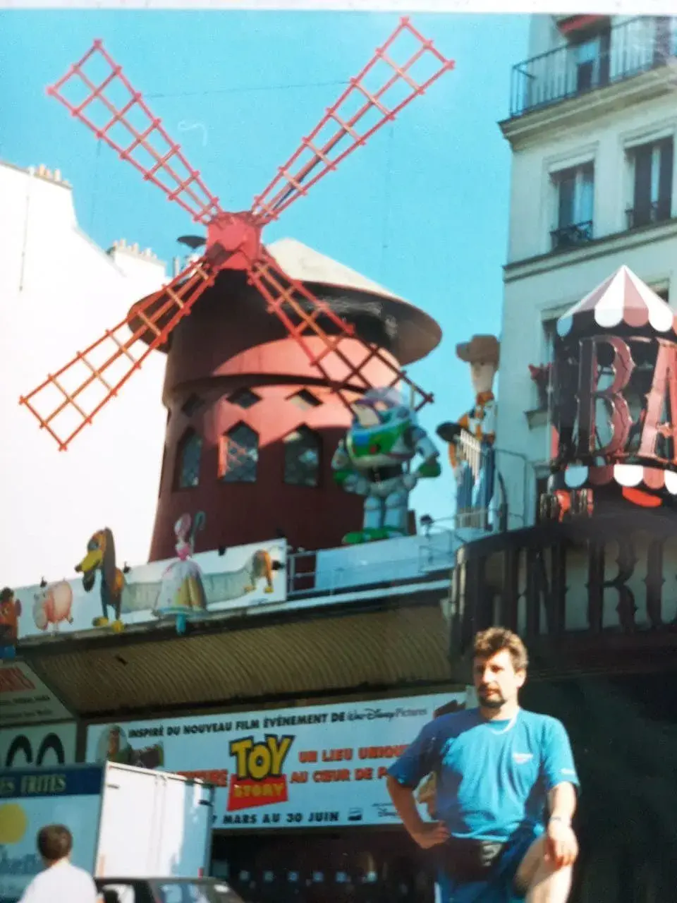 За спиной автора-- знаменитая "Красная мельница". Париж 1995 год