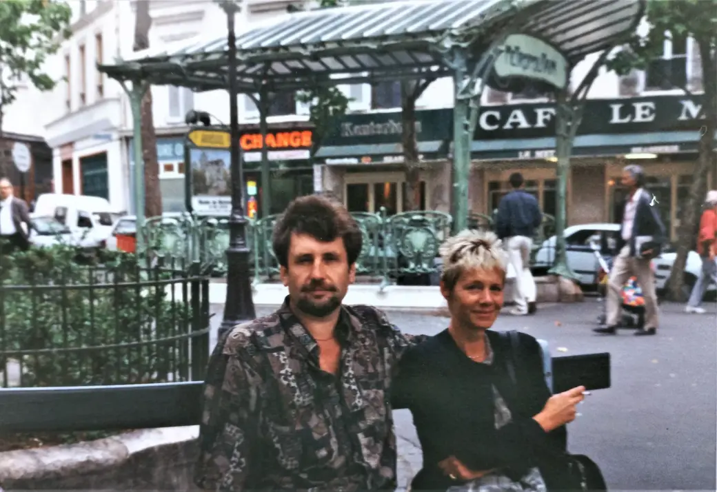 Любая парижанка подскажет вам, где находится "Мулен Руж". Но не всякая хочет быть даже там звездой. Париж, бульвар Клиши, 1996 год