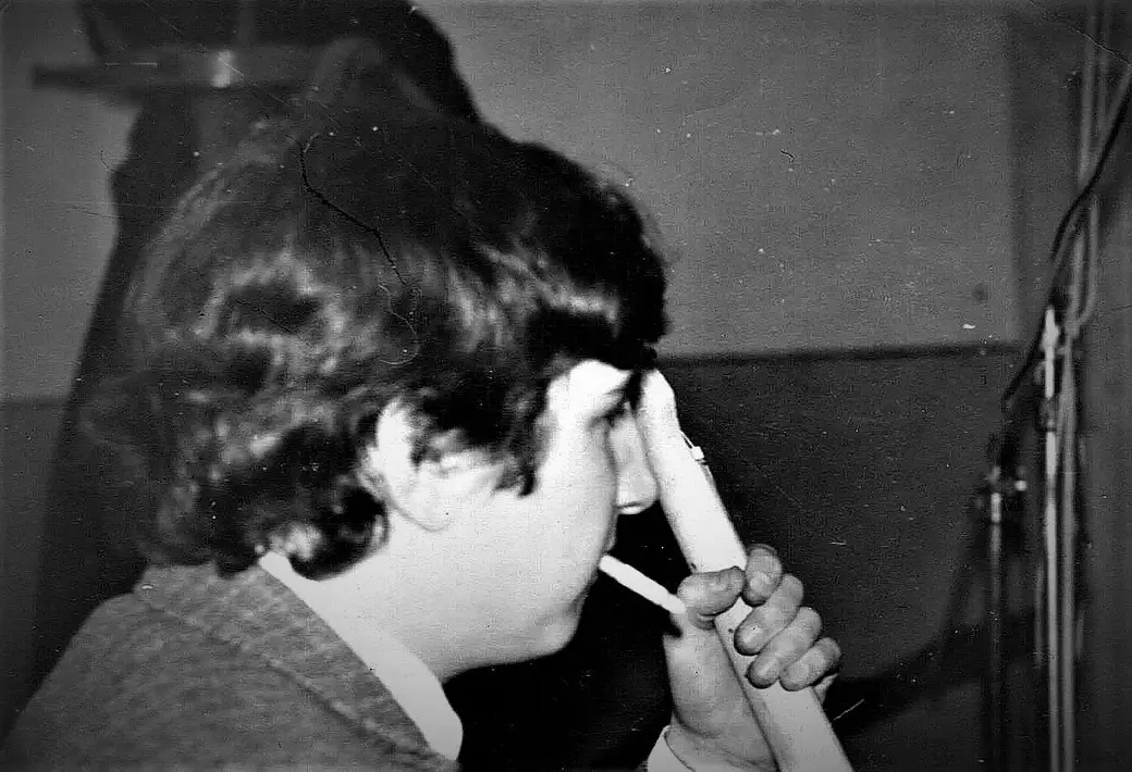 Володя Адыров в процессе музицирования. 1970-е годы