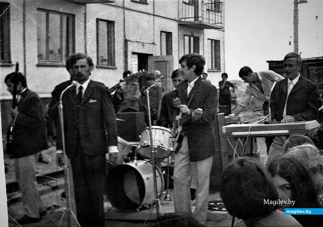 Ансамбль «Оптимисты» выступают на одной из строительных площадок во время обеденного перерыва. Могилев, 1970-й год.