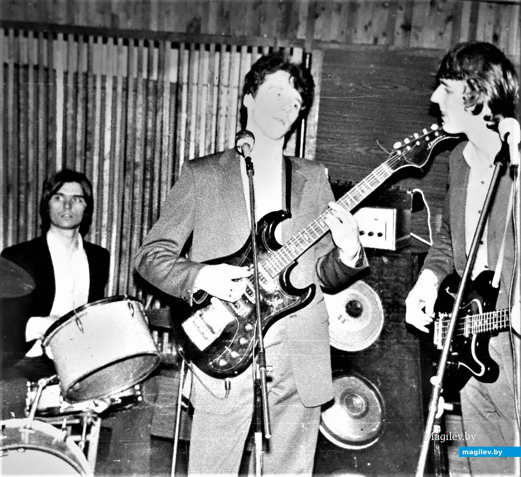 1981 год, Могилев. Участники ВИА ДК треста №12: Александр Лущенков (барабаны), Евгений Шалюта (гитара), Сергей Имполитов (бас).