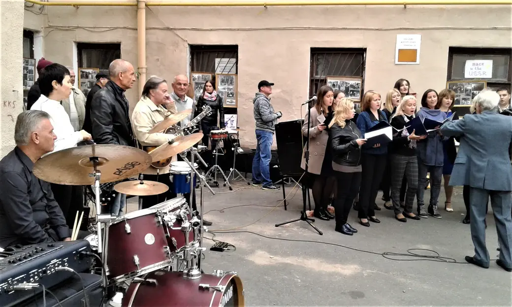 Александр Лущенков (слева) во время перфоманса «Не забывайте своих старых друзей!» во дворе Алика Кузькина в Могилеве. 2018-й год