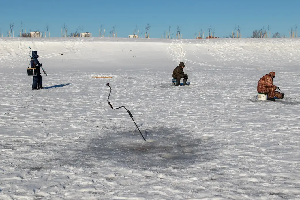 12.02.2022 г. Могилев, Фатинский залив. Рыбак без бура все равно, что охотник без ружья